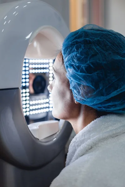 Close-up van vrouwelijke patiënt en gezicht analyse behandeling. — Stockfoto