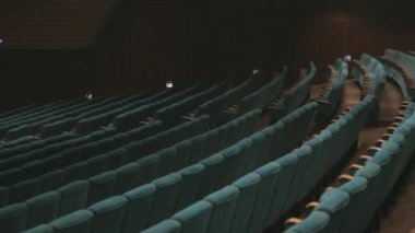 Büyük konser salonu yumuşak boş sandalye