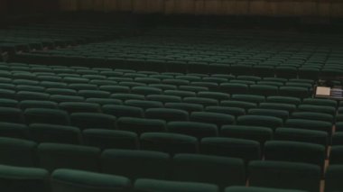 Büyük konser salonu yumuşak boş sandalye
