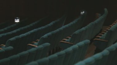 Büyük konser salonu yumuşak boş sandalye