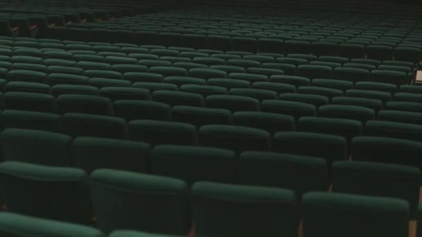 Weiche, leere Sitze im großen Konzertsaal — Stockvideo