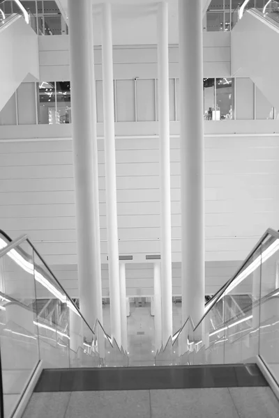 Interior branco do aeroporto com colunas — Fotografia de Stock