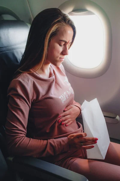 La chica está enferma en el avión — Foto de Stock