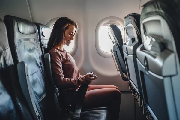 Chica está atada en el avión — Foto de Stock