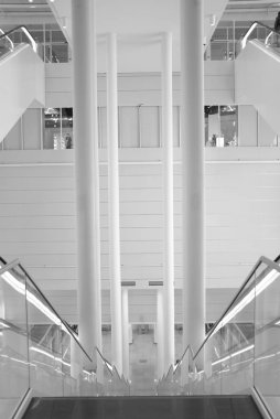 Havaalanı sütunlarla beyaz iç