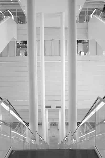 Interior branco do aeroporto com colunas — Fotografia de Stock