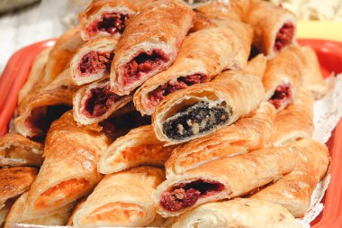 Kiraz ve haşhaş dolgu ile pasta puf