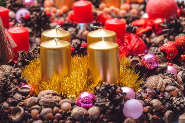 Wax mum Noel oyuncaklar ile altın renk.