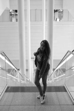 Sütunlarla salonundaki genç kadın