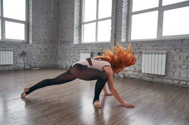 Stüdyoda poz veren genç ve güzel bir dansçı..