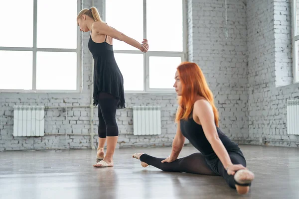 Dos bailarinas se calientan antes de un entrenamiento — Foto de Stock