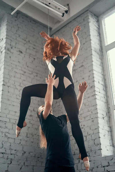 Los dos jóvenes bailarines de ballet modernos — Foto de Stock