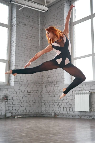 Hermosa bailarina de ballet posando en estudio de danza — Foto de Stock