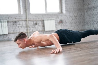 İtme yapıyor atletik genç adam ups yere