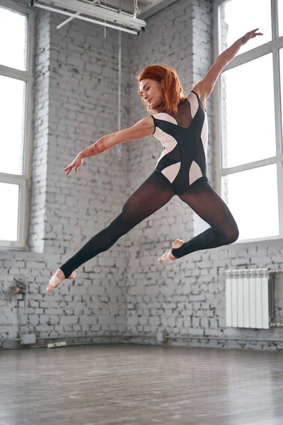 Hermosa bailarina de ballet posando en estudio de danza — Foto de Stock