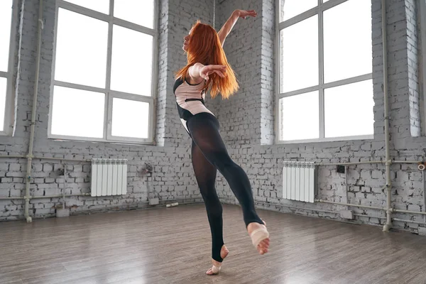 Mujer bailarina, en hermosa figura de acción de salto dinámico — Foto de Stock