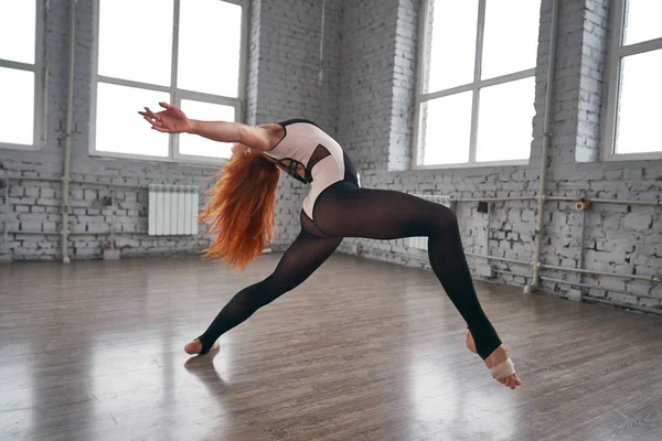 Joven hermosa bailarina posando en un fondo de estudio. — Foto de Stock