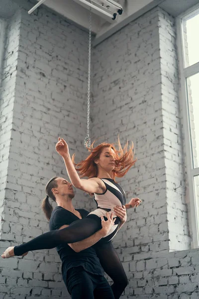 Los dos jóvenes bailarines de ballet modernos — Foto de Stock