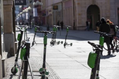 Wroclaw, POLAND - 15 Mart 2020 Wroclaw şehrinde karantinanın ilk günü. Scooter virüsle başa çıkıyor