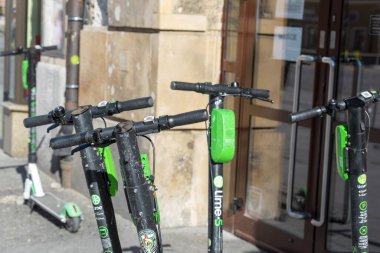 Wroclaw, POLAND - 15 Mart 2020 Wroclaw şehrinde karantinanın ilk günü. Scooter virüsle başa çıkıyor