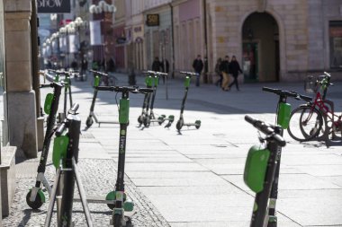 Wroclaw, POLAND - 15 Mart 2020 Wroclaw şehrinde karantinanın ilk günü. Scooter virüsle başa çıkıyor