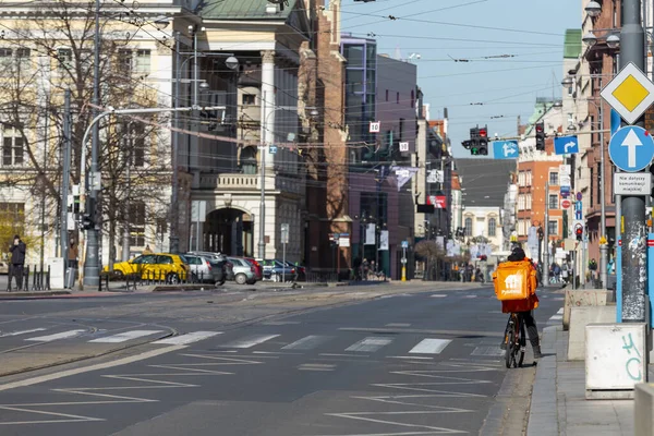 WROCLAW, POLÓNIA - 15 DE MARÇO DE 2020: Primeiro dia de quarentena na cidade de Wroclaw . Imagem De Stock