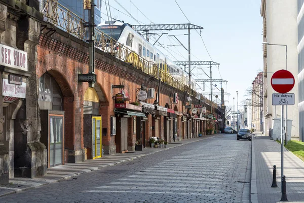 WROCLAW, POLONIA - 15 MARZO 2020: Primer día de cuarentena en la ciudad de Wroclaw . Imagen De Stock