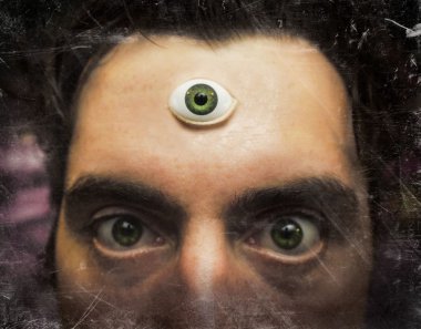 Adam üçüncü göz