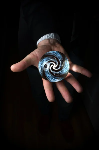 Mão segurando bola de cristal — Fotografia de Stock