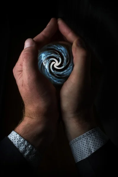 Hand met kristallen bol — Stockfoto
