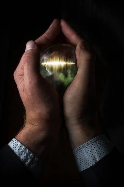 Soundwave bola de cristal mão — Fotografia de Stock