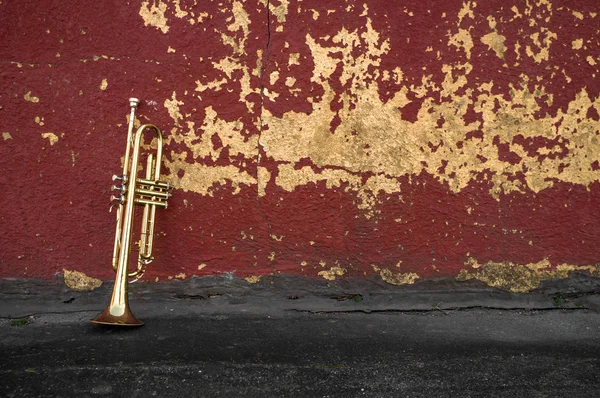 Trompeta vieja Pared roja — Foto de Stock