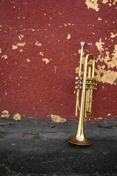 Oude trompet rode muur — Stockfoto