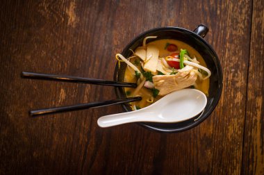 Tay Hindistan cevizi köri çorbası