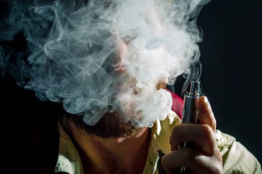 Vaping adam sakallı