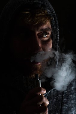 Vaping adam sakallı