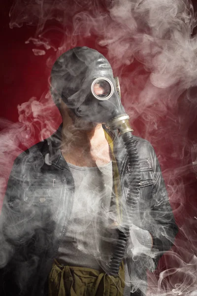 Adam gaz maskesi duman — Stok fotoğraf