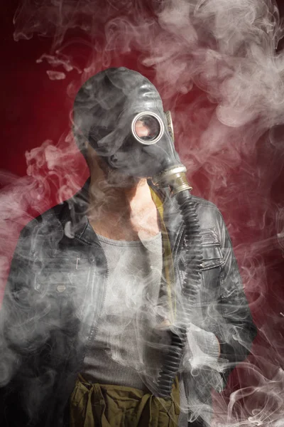 Hombre máscara de gas humo — Foto de Stock