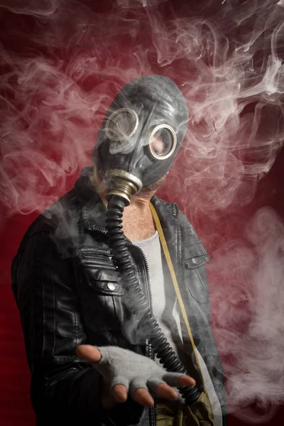 남자 가스 마스크 연기 — 스톡 사진