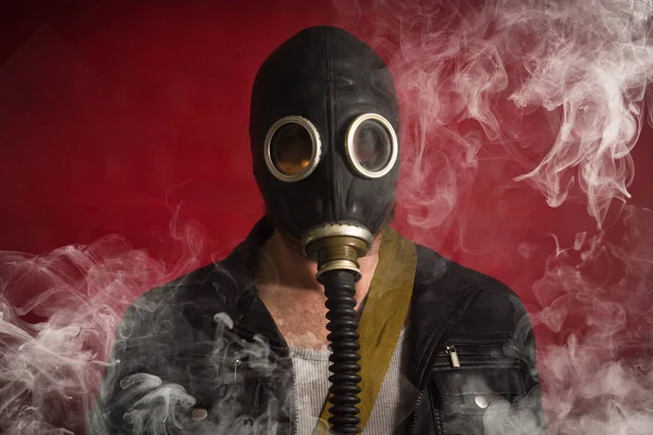 Hombre máscara de gas humo — Foto de Stock