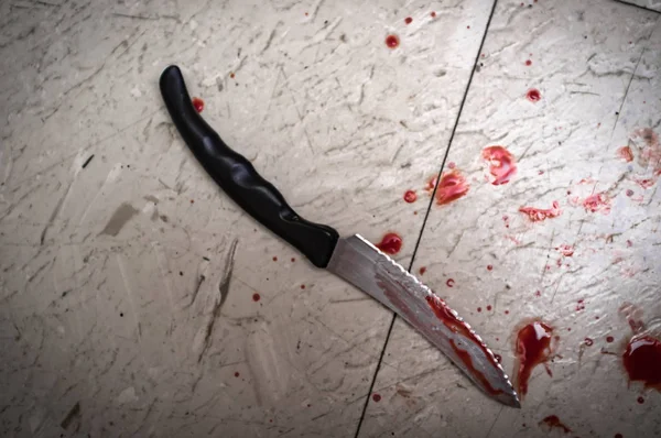 Cuchillo con sangre. crimen. el arma homicida. — Foto de stock
