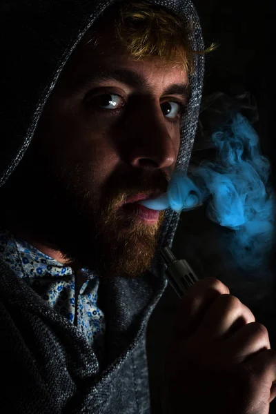 Vaping vousatý muž — Stock fotografie