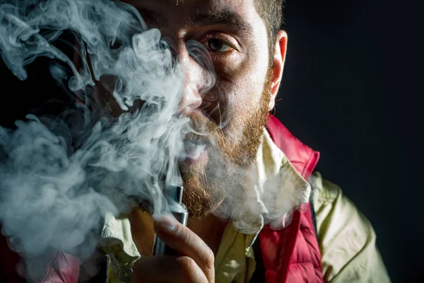 Vaping vousatý muž — Stock fotografie