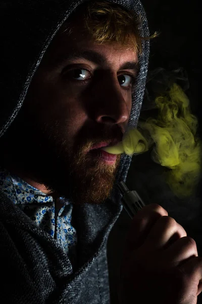 Vaping bebaarde Man — Stockfoto