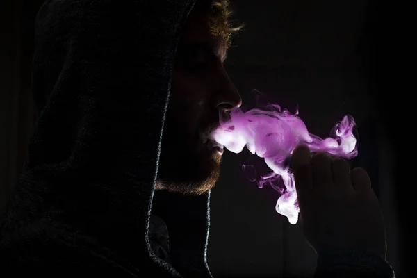 Vaping γενειοφόρος άνδρας — Φωτογραφία Αρχείου