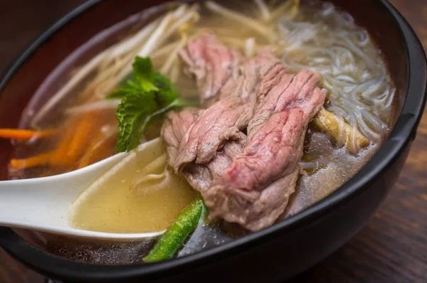 Soupe vietnamienne de boeuf Pho — Photo