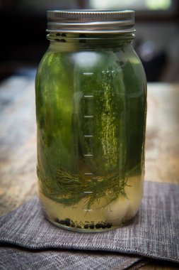 Yarım ekşi salatalık turşu