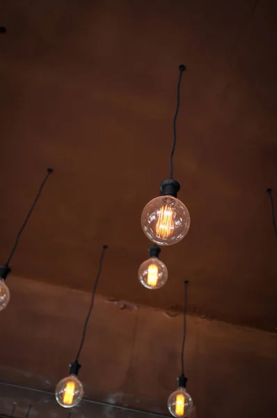 Hängande Edison glödlampor — Stockfoto