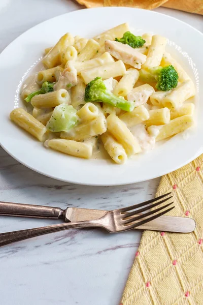 Italian Rigatoni Chicken Alfredo — Stock Photo, Image