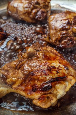 İtalyan Balzamik Tavuk Kalçaları